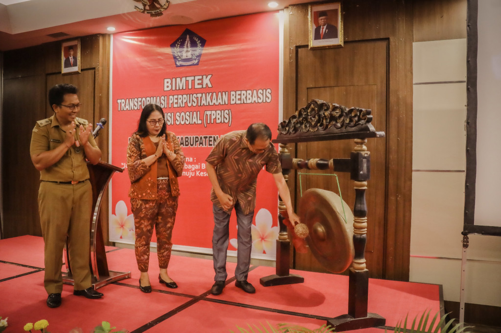 Buka Acara Bimtek TPBIS, Wabup Suiasa Sampaikan Pentingnya Peran Perpustakaan